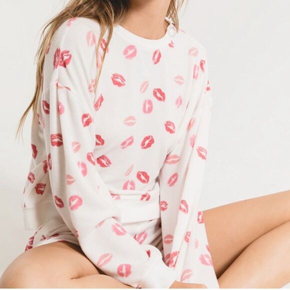 Z Supply Kissed Crew Pullover Sweatshirt Size Medium White Red Lips - Picture 1 of 6